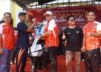 Bahtiar Yusuf Bawa Pulang Hadiah Utama Sepeda Motor Jalan Sehat HUT RI ke-81 di Kota Tegal