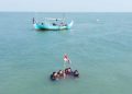 Unik! Bendera Merah Putih Dikibarkan dari bawah Perairan Pulau Gede Rembang
