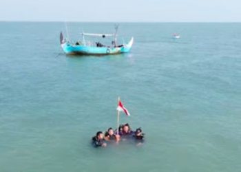Unik! Bendera Merah Putih Dikibarkan dari bawah Perairan Pulau Gede Rembang