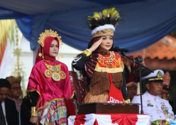 Unik! Bendera Merah Putih Dikibarkan dari bawah Perairan Pulau Gede Rembang