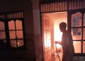 Pemilik Rumah Ditemukan Meninggal dalam Insiden Kebakaran di Pulo Rembang 13 Pemilik Rumah Ditemukan Meninggal dalam Insiden Kebakaran di Pulo Rembang