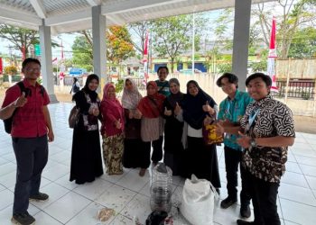 Larangan Sampah Organik Masuk TPA, KKN Undip Dampingi Kader PKK Tingkir Buat Kompos