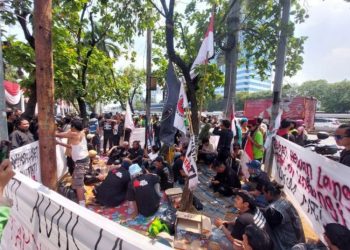 Bantuan Logistik Berdatangan, Massa Siapkan Bendera dan Atribut untuk Demo di DPR RI 4 7 Agenda Akan Dibahas DPR RI saat Demo Berlangsung Hari Ini, Apa Saja?