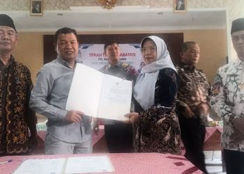 Titin Widiastuti Resmi Jabat Plt Kepsek SMPN 3 Adiwerna, Dikbud Tegal Serahkan SK