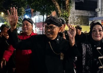 Kenalkan Budaya Adhiloka Pati, Ali Badrudin Ikuti Kirab dengan Pakaian Adat