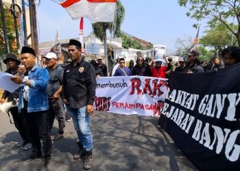 Massa APB-POS Nyaris Bentrok saat Kawal Sidang eks Bupati Sudewo di Semarang