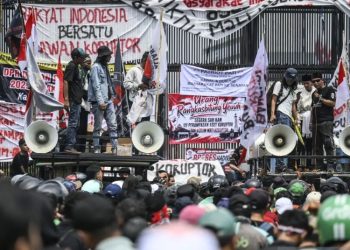 Bawa Tuntutan Berbeda, Aksi Demo GERAM di DPR RI Tuai Protes dari Ojol 2 Bawa Tuntutan Berbeda, Aksi Demo GERAM di DPR RI Tuai Protes dari Ojol