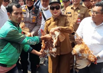 Temui Massa, Bupati Tika Tegaskan Bawa Tuntutan Ribuan Peternak Kendal ke Pusat