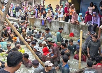 250 Kilogram Ikan Ditebar, Ribuan Warga Kesesi Pekalongan Berebut Tangkap Ikan