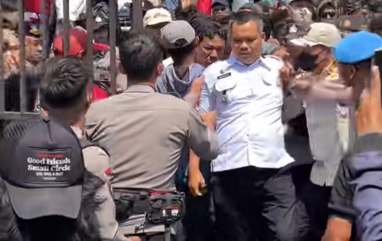 Camat Tayu Nyaris Jadi Korban Amuk Massa, Plt. Bupati Pati Justru Ikut Lomba Makan Kerupuk