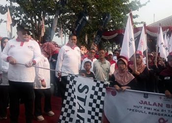 Warga Kota Tegal Bawa Pulang Sepeda Motor Hadiah dari Jalan Sehat HUT PMI ke-81