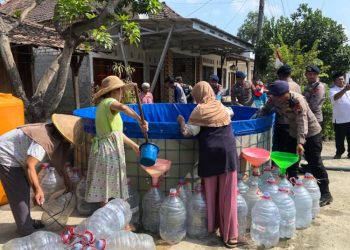 Desa Tambahmulyo Pati Alami Krisis Air Bersih, Brimop Polda Jateng Salurkan Bantuan