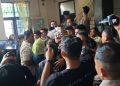 Ricuh, Massa Tahan Jaksa Tak Terima Sudewo Dituntut 8,5 Tahun Penjara 16 Ricuh, Massa Tahan Jaksa Tak Terima Sudewo Dituntut 8,5 Tahun Penjara