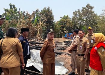 Beri Bantuan ke Korban Kebakaran Rumah, Bupati Kendal Imbau Warga Cek Kelistrikan