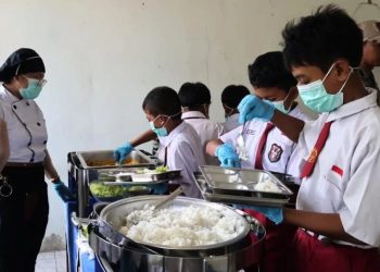 MBG Prasmanan, Siswa di Blora Antusias Ambil Makan Sendiri
