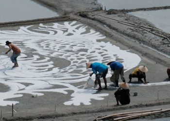 Festival Garam Dasun Pilih 10 Seniman Ciptakan Lukisan Garam (meneruskan) Nasirun