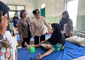 Bupati Kendal Antar Lansia ke PPSLU Cepiring, Pastikan dapat Perawatan Layak